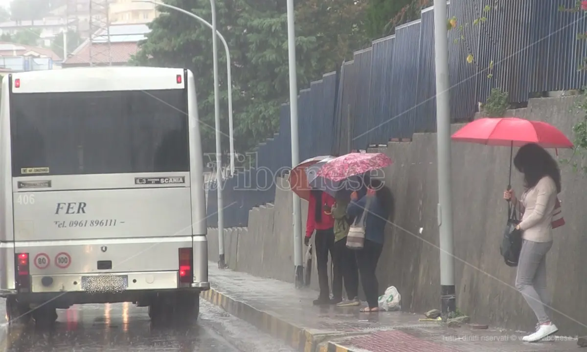 Vibo: aspettando il bus sotto la pioggia battente, i pendolari senza pensiline - Video