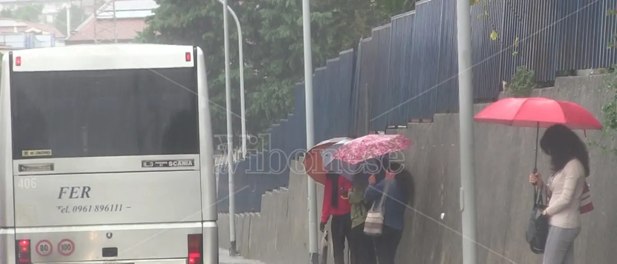 Vibo: aspettando il bus sotto la pioggia battente, i pendolari senza pensiline - Video