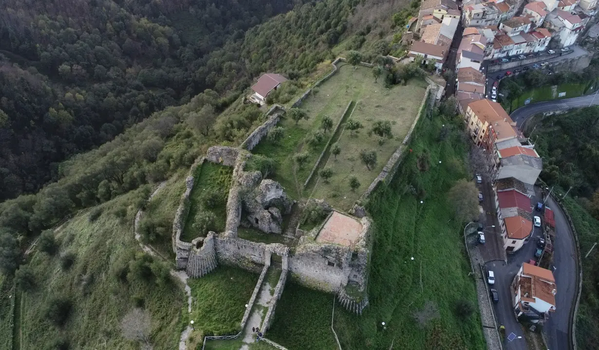 Nel segno dei normanni, la storia di Arena torna alla luce grazie a nuovi scavi al castello