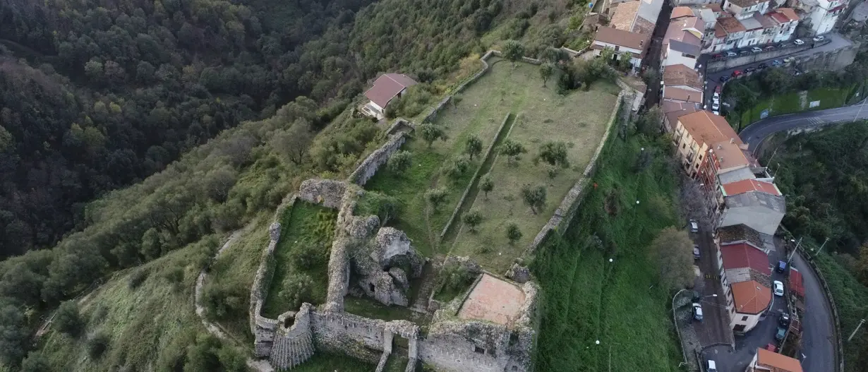 Nel segno dei normanni, la storia di Arena torna alla luce grazie a nuovi scavi al castello