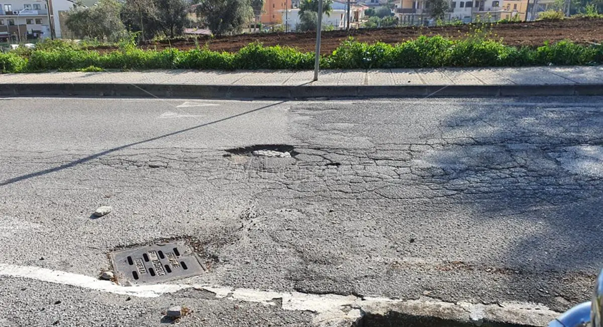 Vibo, cittadini stanchi e infuriati per le strade \"colabrodo\"