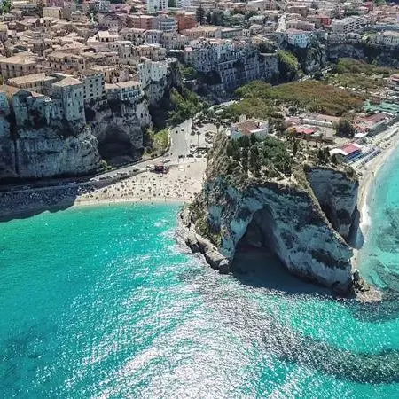 Tropea regina di Instagram: la sua spiaggia è tra le più fotografate al mondo