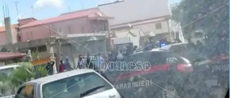 I migranti non ricevono il bonus giornaliero e bloccano la strada a Vibo Marina