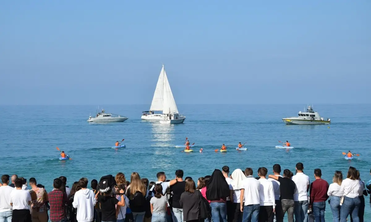 All'Istituto Nautico di Pizzo il battesimo del mare e dell'aria per accogliere le matricole - Video