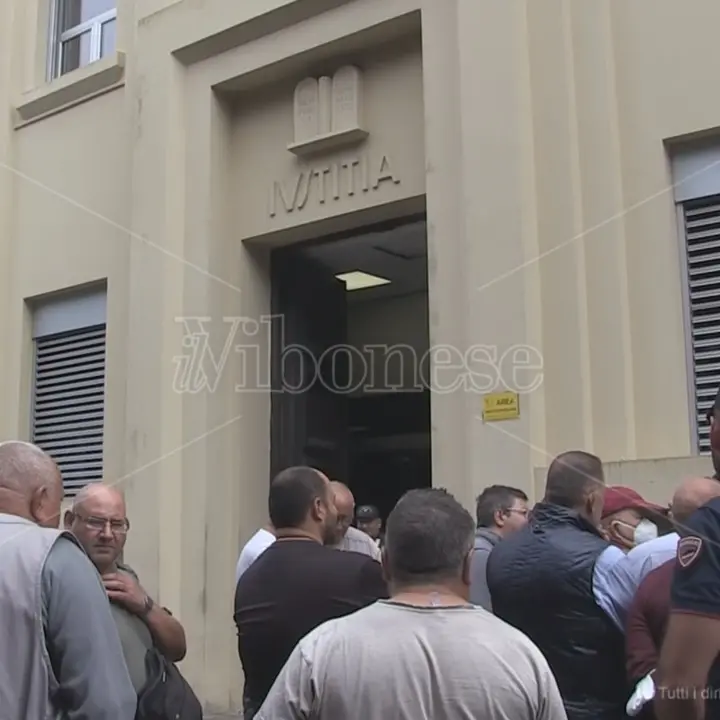 Vibo Valentia: la protesta dei lavoratori contro la giustizia \"lumaca\" - Video