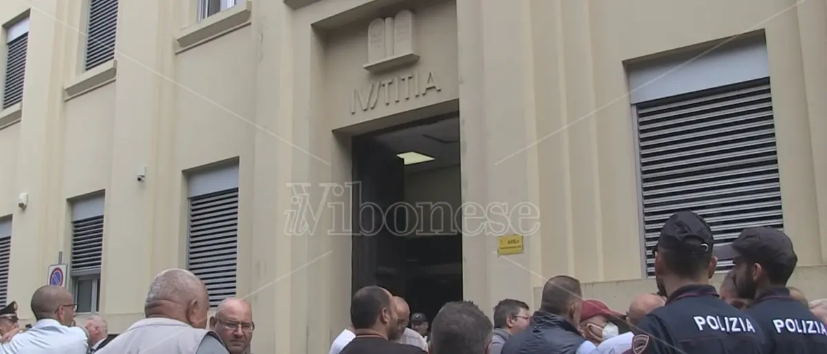 Vibo Valentia: la protesta dei lavoratori contro la giustizia \"lumaca\" - Video