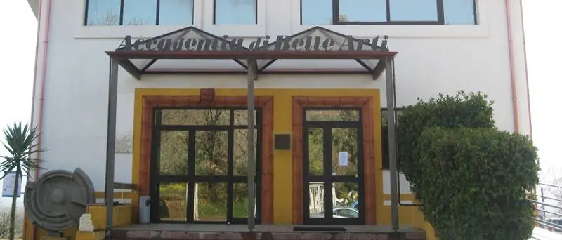 Falsi diplomi a Stefanaconi, assolti l'ex assessore di Vibo Nadia Bax e suo figlio perché il fatto non sussiste