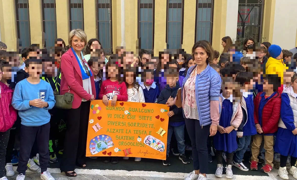 Vibo, il Comune consegna un montascale alla scuola De Amicis