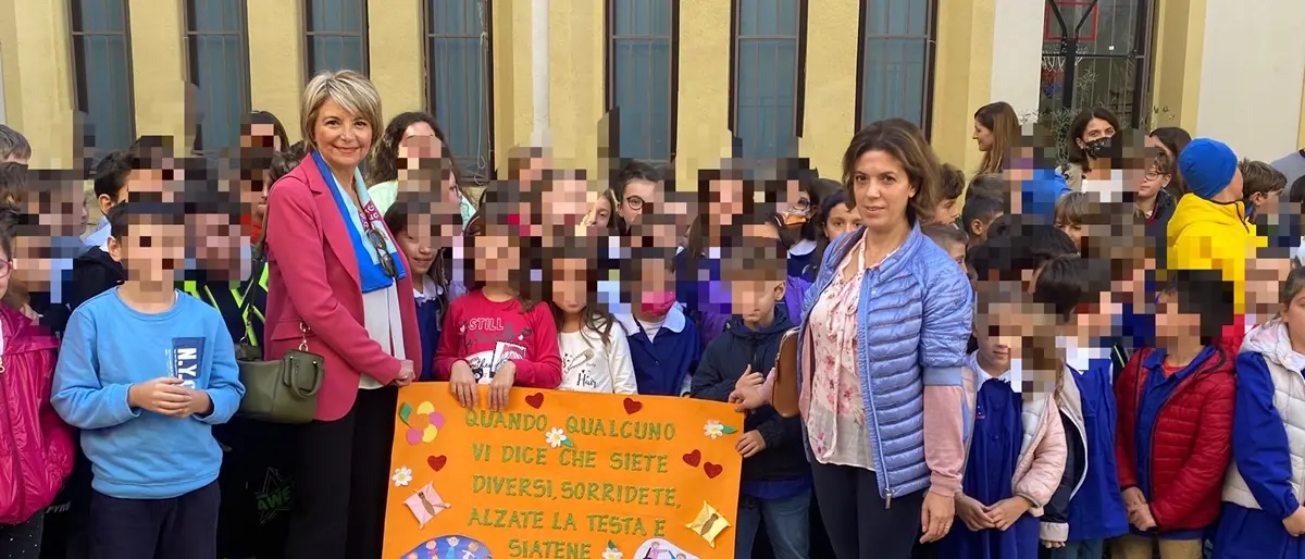 Vibo, il Comune consegna un montascale alla scuola De Amicis