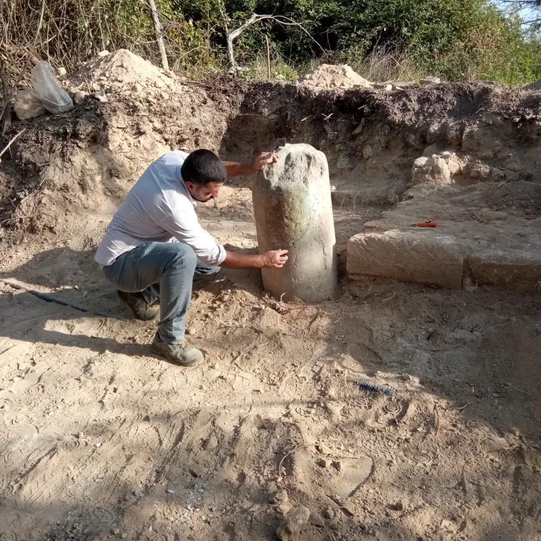 Mileto, un saggio di scavo e la storia fa emergere una colonna e resti murari della città antica