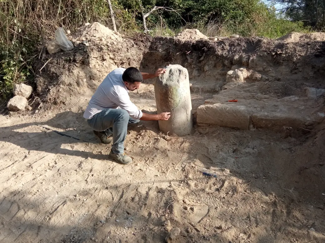 Mileto, un saggio di scavo e la storia fa emergere una colonna e resti murari della città antica