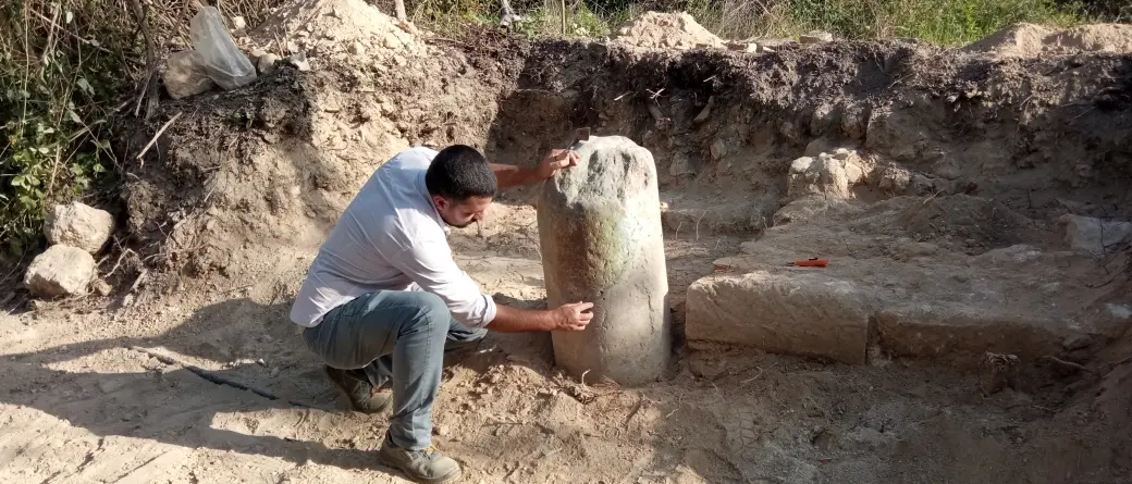 Mileto, un saggio di scavo e la storia fa emergere una colonna e resti murari della città antica