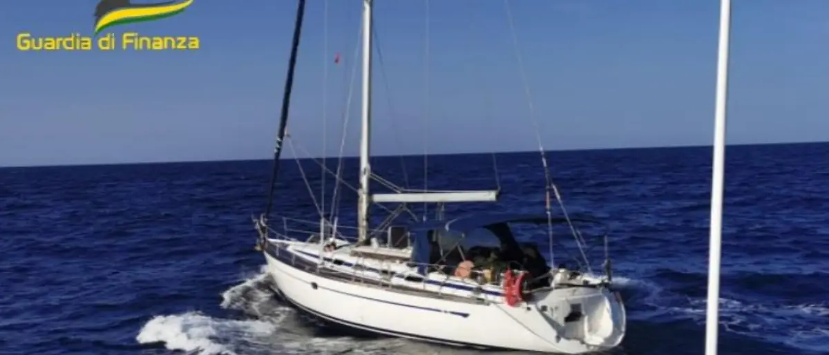 Nel Crotonese giunti 150 migranti, impegnato nelle operazioni anche il reparto aeronavale Gdf Vibo