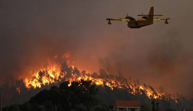 epaselect epa05507893 A Canadair plane fights a forest fire in Andreus, Abrantes municipality, Portugal, 23 August 2016. 288 firemen, 82 land vehicles and 5 planes are working to extinguish this fire. EPA/PAULO CUNHA