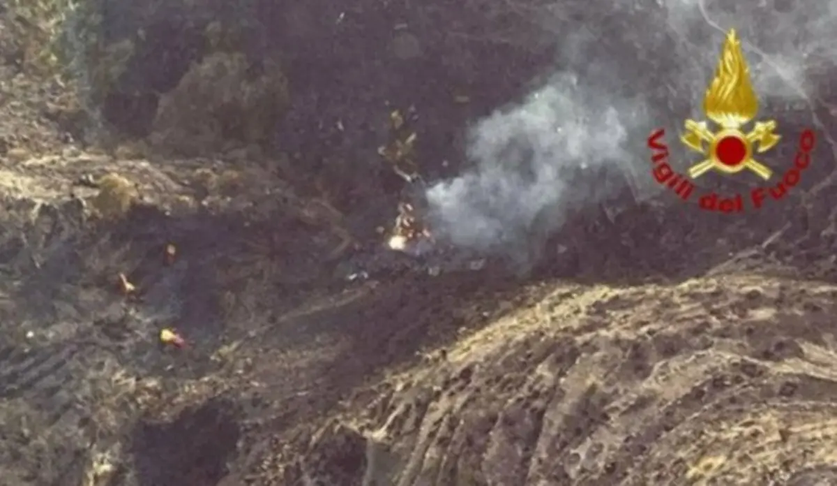 Canadair partito da Lamezia Terme precipita e si schianta sull'Etna - Video