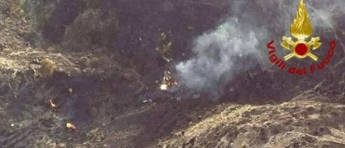 Canadair partito da Lamezia Terme precipita e si schianta sull'Etna - Video