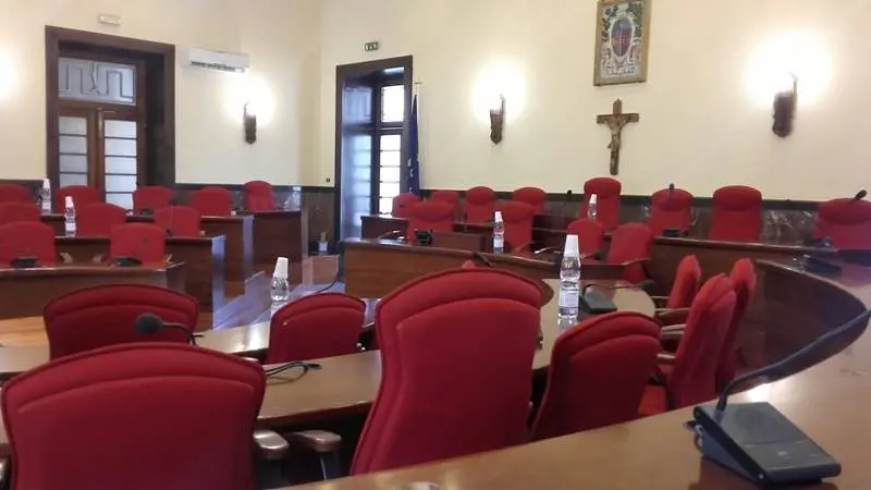 Vibo, l’attacco della minoranza: «Atti tramessi in ritardo, non parteciperemo al Consiglio»