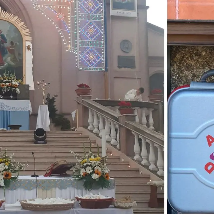 Favelloni, il parroco dona un defibrillatore: «Dotiamo il paese di uno strumento salvavita»