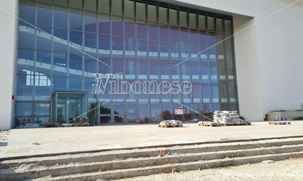 Teatro comunale di Vibo: ancora in attesa degli arredi per terminare l'opera. E i tempi si allungano