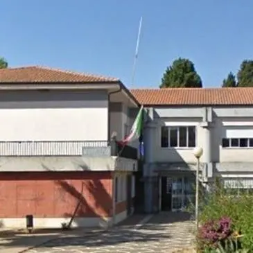Parcheggi \"selvaggi\" davanti a scuola, “Uniti per Ricadi” al Comune: «Intervenire»