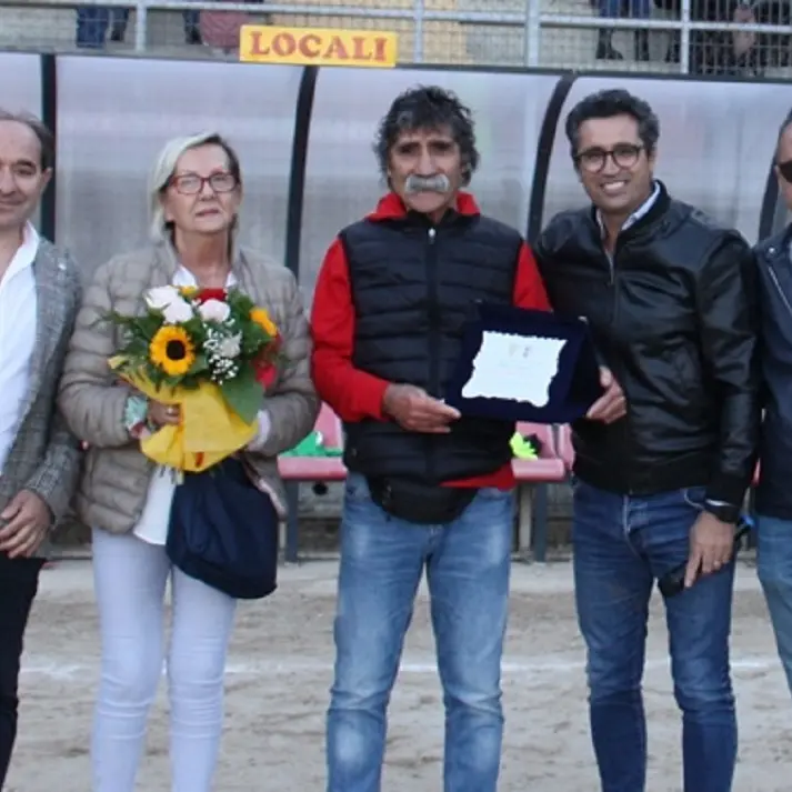 Dal Piscopio una targa al leggendario difensore rossoblù Melino Cosentino