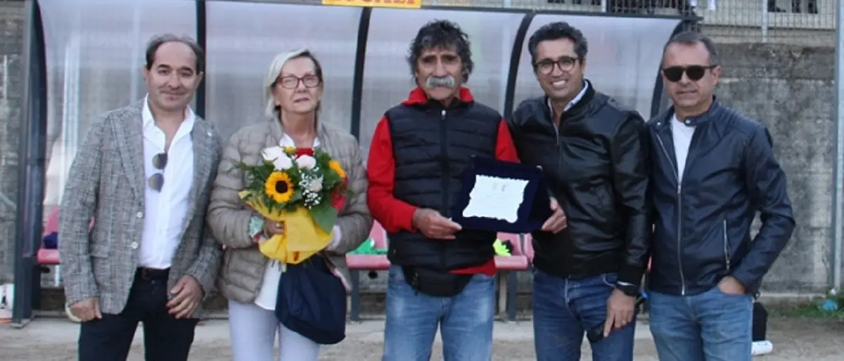 Dal Piscopio una targa al leggendario difensore rossoblù Melino Cosentino