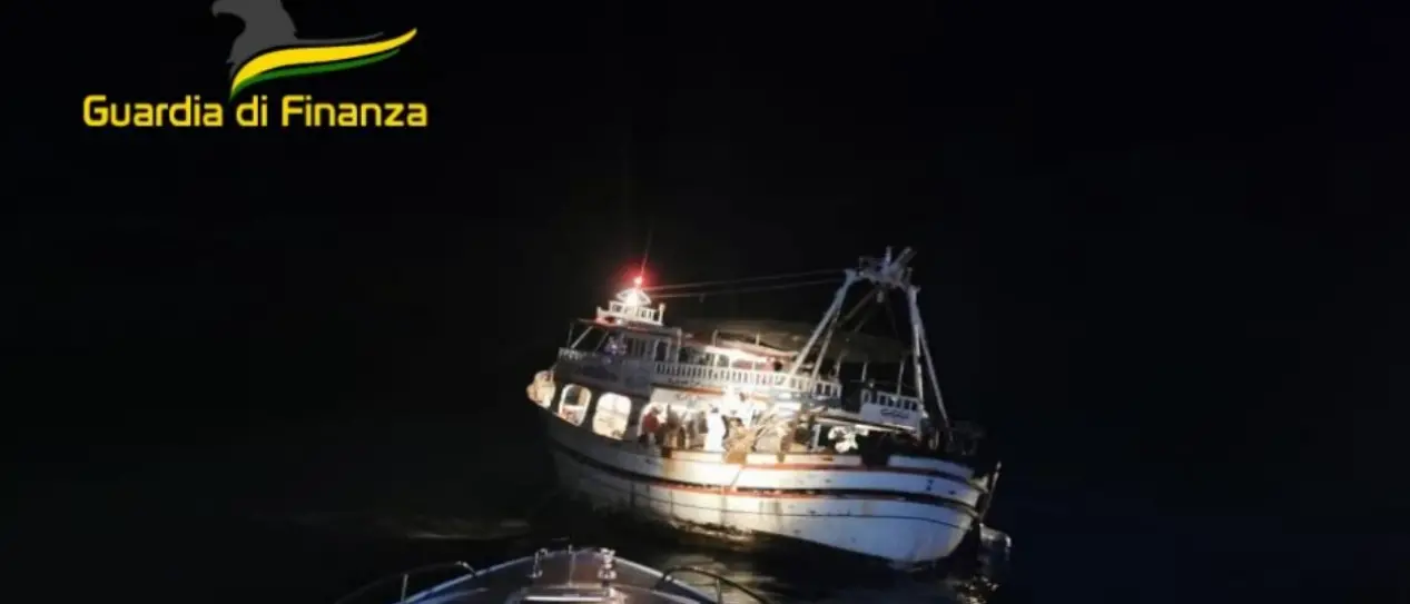 Ancora sbarchi in Calabria, 456 migranti soccorsi e scortati nel porto di Crotone