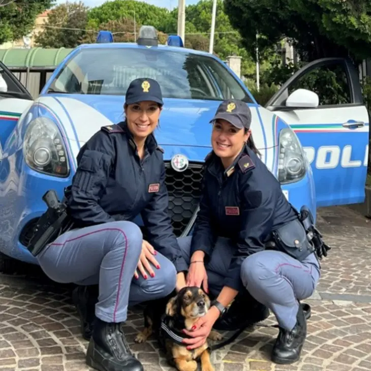 Vibo, due poliziotte adottano un cucciolo investito e abbandonato