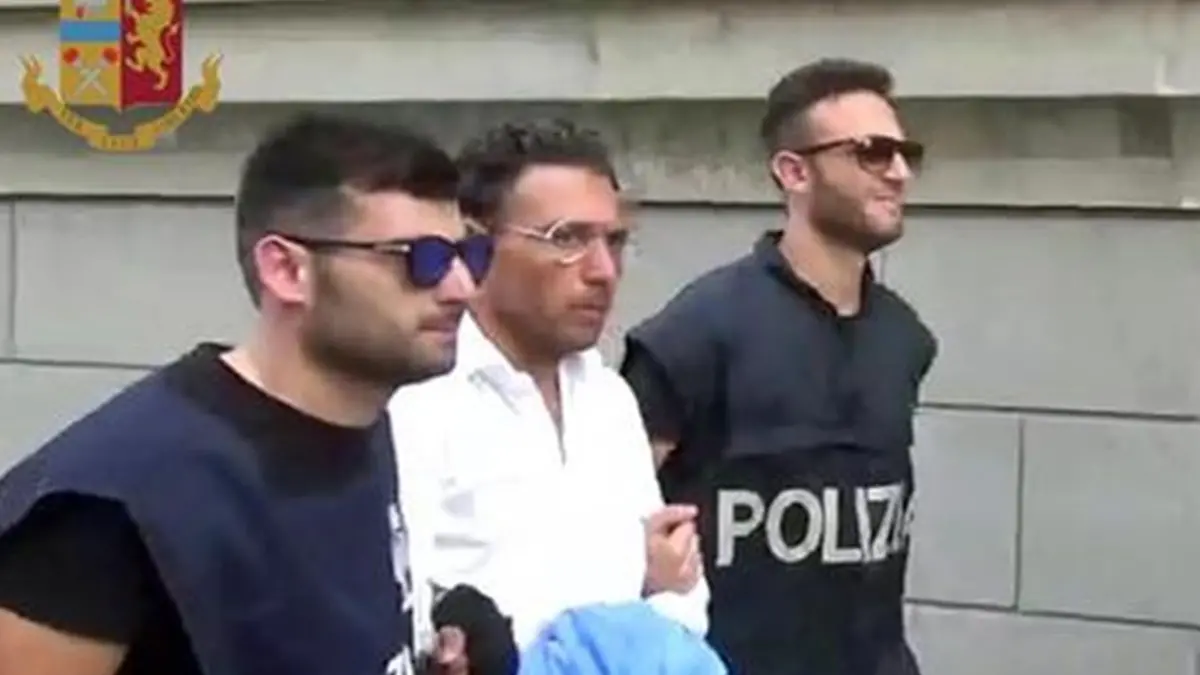 La polizia ha arrestato il latitante Domenico Crea, 37 anni, di Cinquefrondi, capo della cosca di Rizziconi e zone limitrofe, collegata e imparentata con la potente famiglia Alvaro di Sinopoli, 2 agosto 2019. Era ricercato dal 2015 quando fu emessa una misura cautelare per associazione mafiosa e estorsione dopo la condanna in primo grado a 15 anni di reclusione emessa dal Tribunale di Palmi. Da allora Crea \\u00E8 stato colpito da numerosi provvedimenti per associazione mafiosa ed estorsione ed \\u00E8 stato condannato in via definitiva a 21 anni di reclusione. Crea, il cui nome era inserito nell\\'elenco dei latitanti pi\\u00F9 pericolosi, \\u00E8 stato arrestato da personale della Squadra mobile di Reggio Calabria, supportato da personale del Servizio centrale operativo della Direzione centrale anticrimine e della Squadra mobile di Vibo Valentia. L\\'uomo \\u00E8 stato arrestato a Santa Domenica di Ricadi (Vibo Valentia). ANSA/ UFFICIO STAMPA POLIZIA DI STATO +++ ANSA PROVIDES ACCESS TO THIS HANDOUT PHOTO TO BE USED SOLELY TO ILLUSTRATE NEWS REPORTING OR COMMENTARY ON THE FACTS OR EVENTS DEPICTED IN THIS IMAGE; NO ARCHIVING; NO LICENSING +++ , ANSA