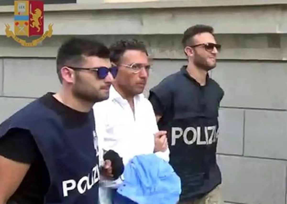 La polizia ha arrestato il latitante Domenico Crea, 37 anni, di Cinquefrondi, capo della cosca di Rizziconi e zone limitrofe, collegata e imparentata con la potente famiglia Alvaro di Sinopoli, 2 agosto 2019. Era ricercato dal 2015 quando fu emessa una misura cautelare per associazione mafiosa e estorsione dopo la condanna in primo grado a 15 anni di reclusione emessa dal Tribunale di Palmi. Da allora Crea è stato colpito da numerosi provvedimenti per associazione mafiosa ed estorsione ed è stato condannato in via definitiva a 21 anni di reclusione. Crea, il cui nome era inserito nell'elenco dei latitanti più pericolosi, è stato arrestato da personale della Squadra mobile di Reggio Calabria, supportato da personale del Servizio centrale operativo della Direzione centrale anticrimine e della Squadra mobile di Vibo Valentia. L'uomo è stato arrestato a Santa Domenica di Ricadi (Vibo Valentia). ANSA/ UFFICIO STAMPA POLIZIA DI STATO +++ ANSA PROVIDES ACCESS TO THIS HANDOUT PHOTO TO BE USED SOLELY TO ILLUSTRATE NEWS REPORTING OR COMMENTARY ON THE FACTS OR EVENTS DEPICTED IN THIS IMAGE; NO ARCHIVING; NO LICENSING +++