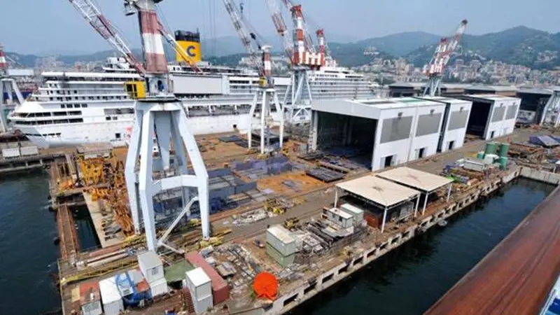 Genova Sestri Ponente - lo stabilimento della Fincantieri, sviluppatosi sulla costa a ridosso della cittadina