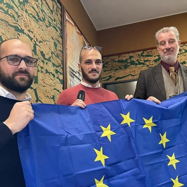 Vibo, bandiera europea in dono ai dirigenti scolastici calabresi