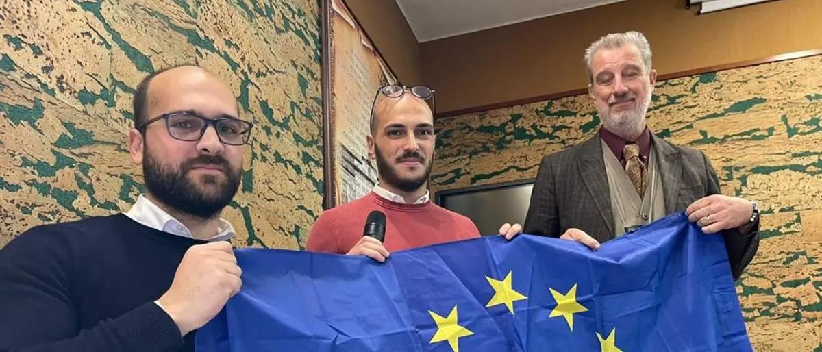 Vibo, bandiera europea in dono ai dirigenti scolastici calabresi