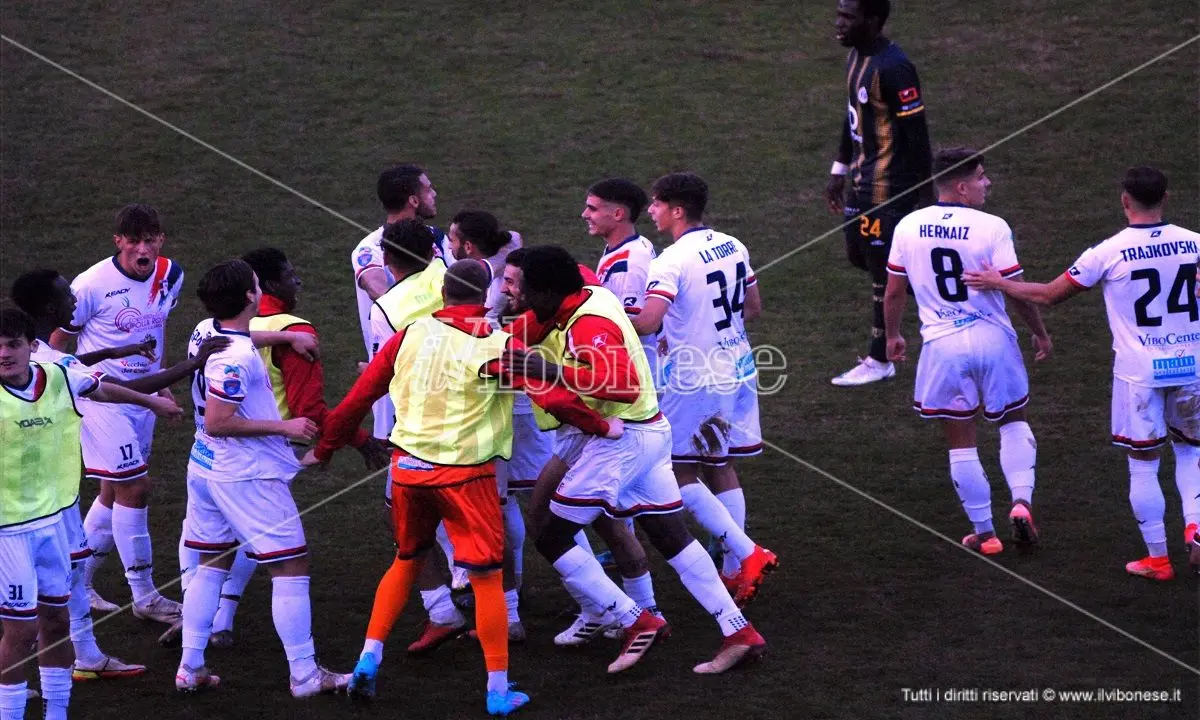 La Vibonese si salva all’ultimo secondo con un rigore di Balla - Video