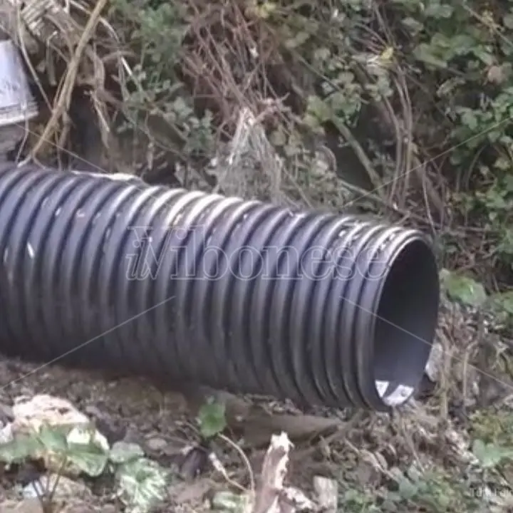 A Mileto la fogna finisce nei fossi, il sindaco: «Esclusi dal progetto per il depuratore consortile» - Video