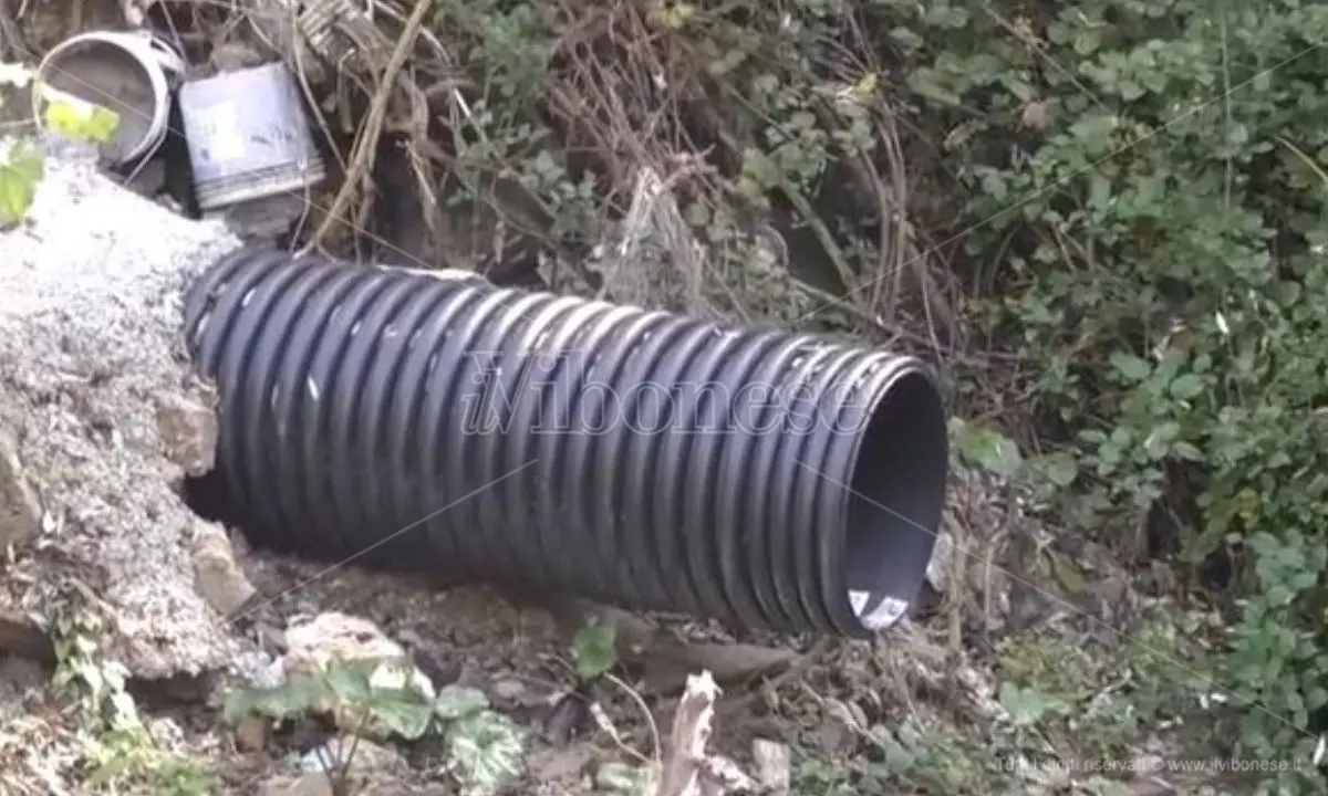 A Mileto la fogna finisce nei fossi, il sindaco: «Esclusi dal progetto per il depuratore consortile» - Video
