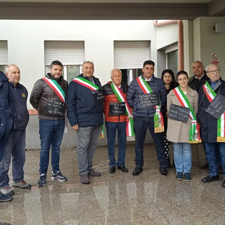 Manifestazione dei sindaci delle Serre a difesa dell’ospedale, ma il sindaco Barillari non c’è – Video