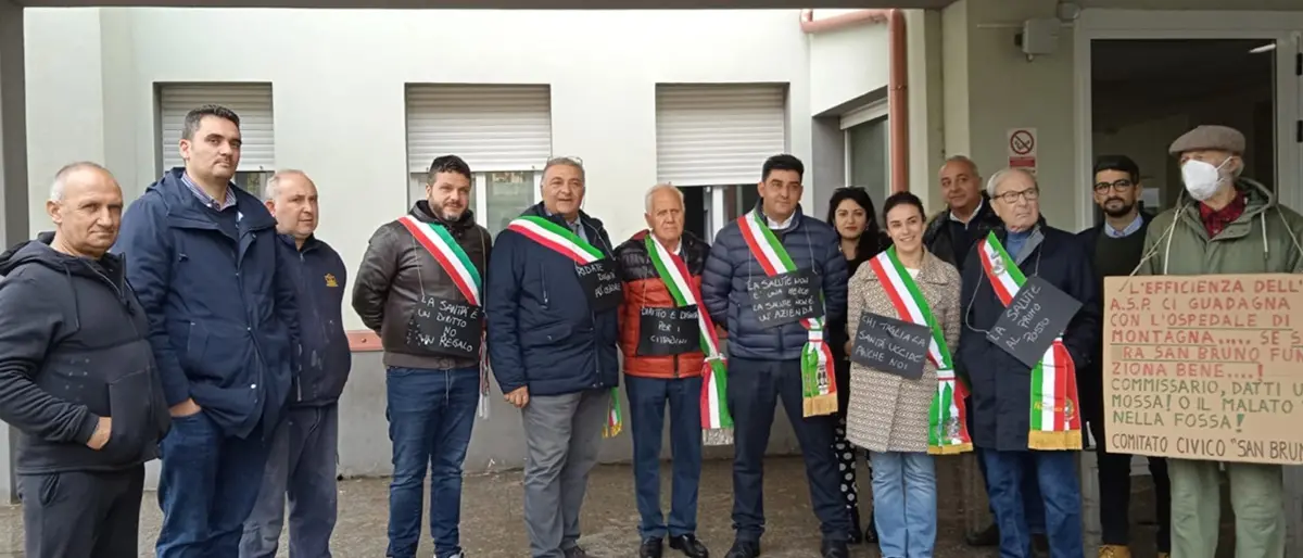 Manifestazione dei sindaci delle Serre a difesa dell’ospedale, ma il sindaco Barillari non c’è – Video