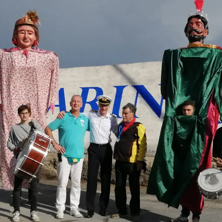 Vibo Marina, la danza dei giganti conquista i crocieristi della “Amadea” - Video