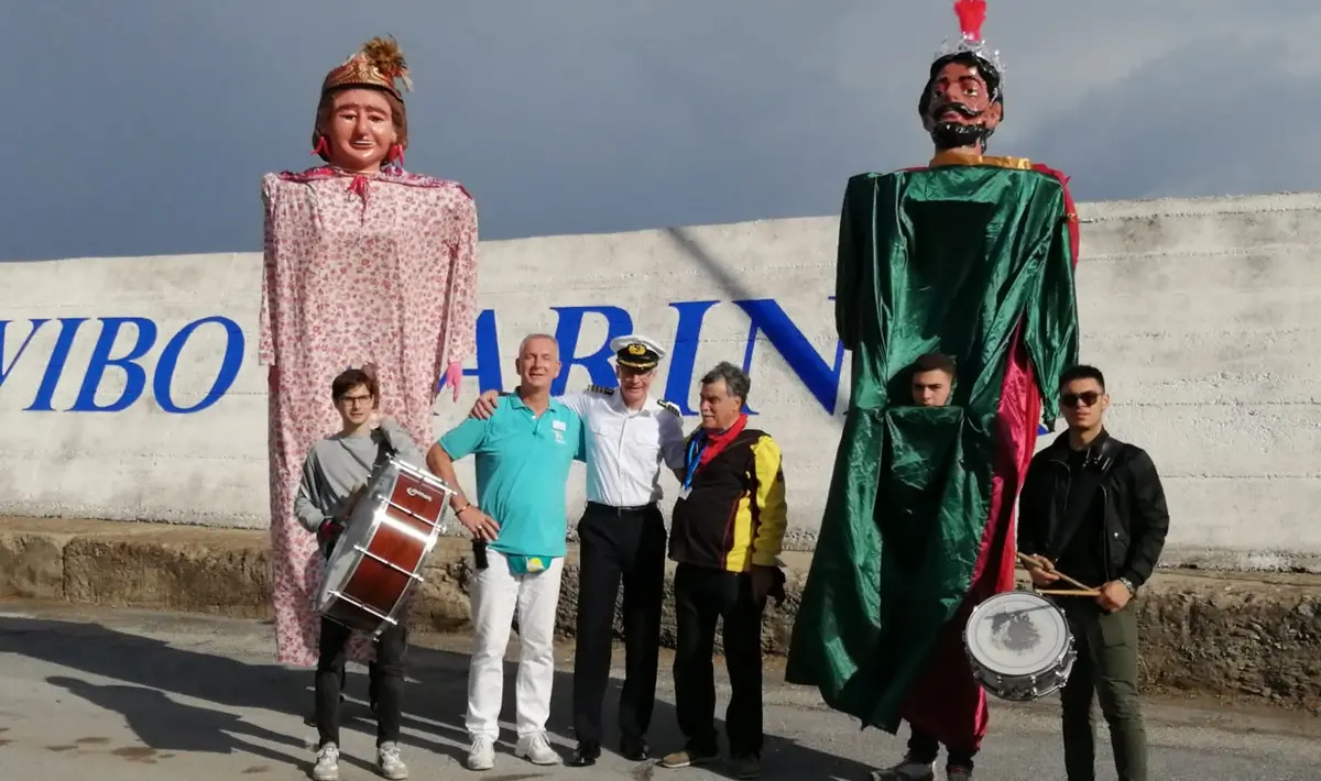 Vibo Marina, la danza dei giganti conquista i crocieristi della “Amadea” - Video