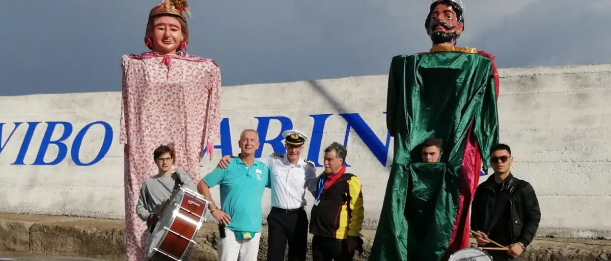 Vibo Marina, la danza dei giganti conquista i crocieristi della “Amadea” - Video