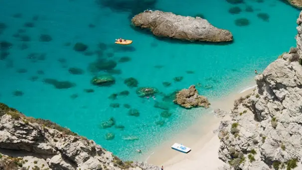 Una caletta a Capo Vaticano (foto Mayday / Alamy) , Alamy