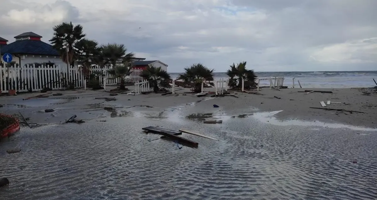 Maltempo, a Vibo Marina il torrente Antonucci non defluisce a mare e torna a fare paura - Video
