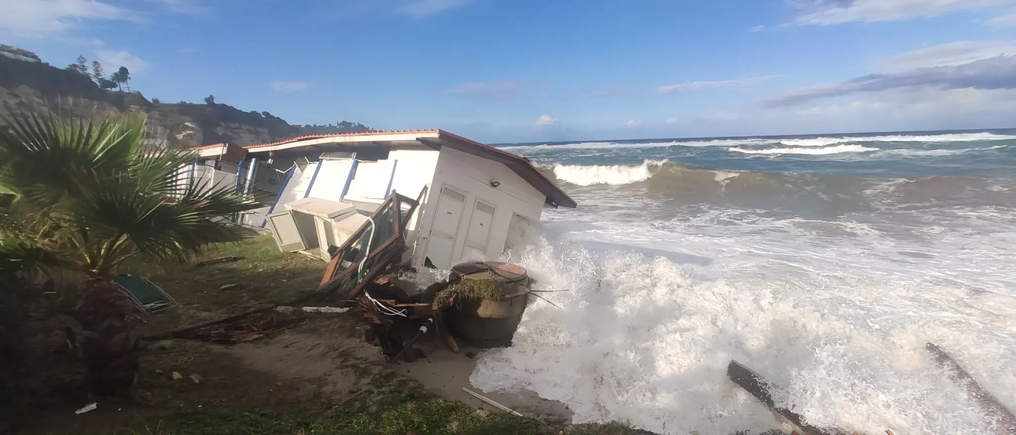Tropea, il maltempo danneggia il lungomare e gli stabilimenti balneari