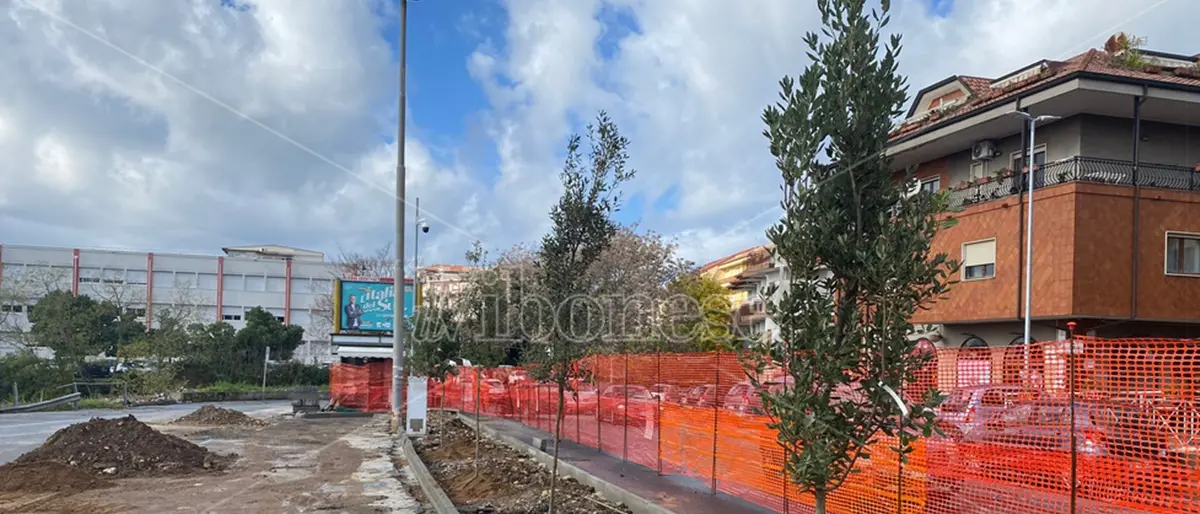 Lavori in Piazza Spogliatore a Vibo, si allungano ancora i tempi di consegna dei lavori