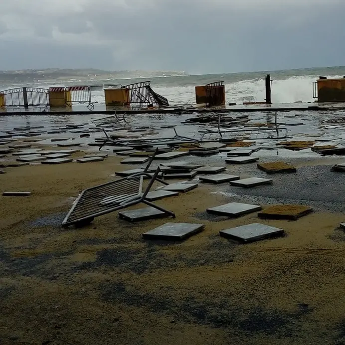 Vibo Marina, anche Piazza Capannina devastata dalla forte mareggiata