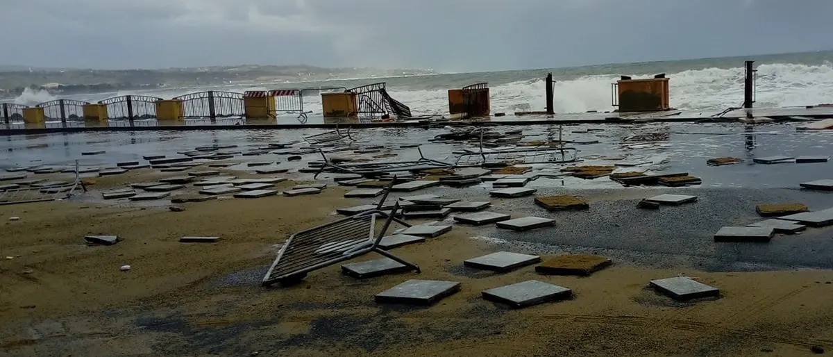 Vibo Marina, anche Piazza Capannina devastata dalla forte mareggiata
