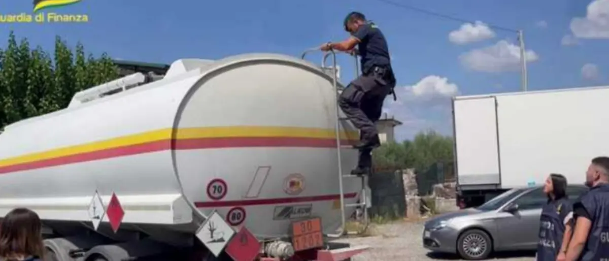 Truffa sui carburanti, tra Sicilia e Calabria sono 13 le persone indagate: sigilli a 8 società