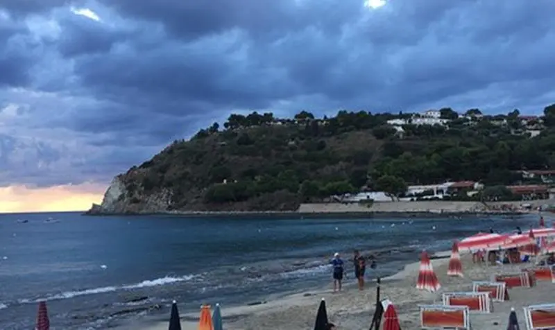 Santa Maria di Ricadi, la fogna arriva a mare: divieto di balneazione