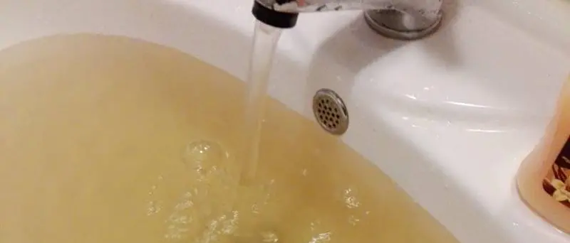 Acqua sporca dai rubinetti a Zambrone, l'opposizione interroga il sindaco